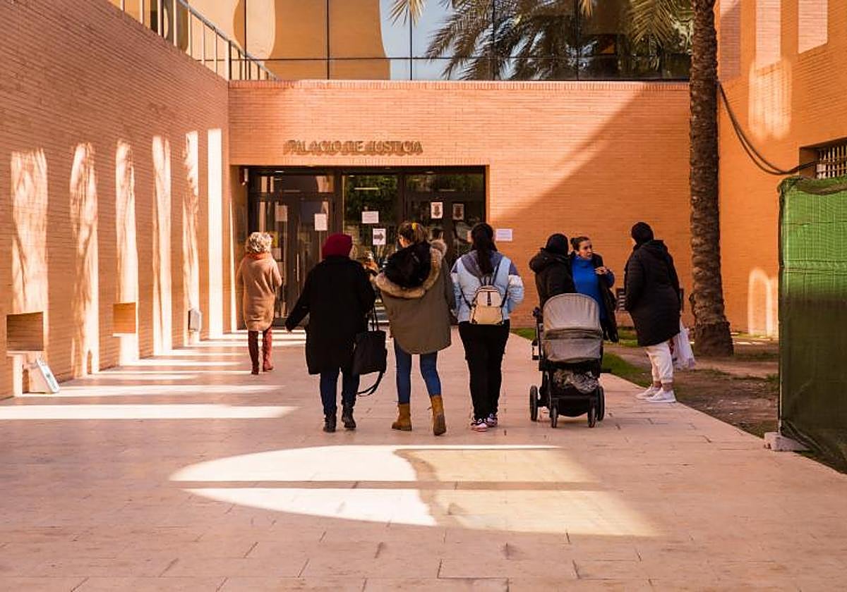 Acceso principal a los juzgados de Orihuela.