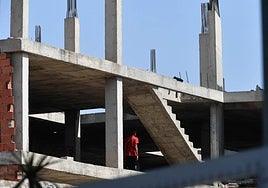 Uno de los ocupantes de la estructura abandonada junto a la carretera de El Palmar, ayer en el inmueble.