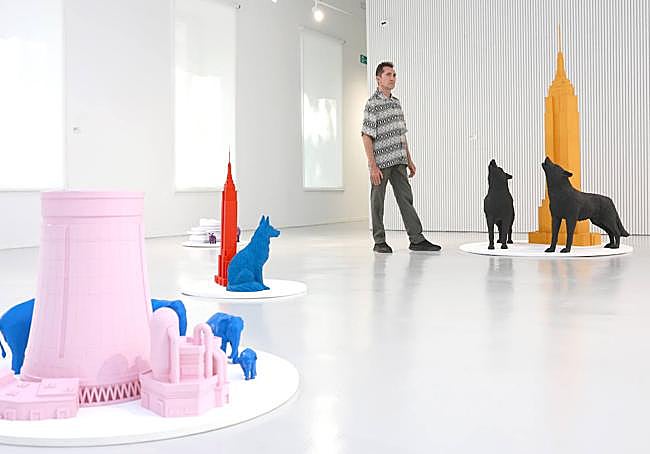 Nadín Ospina contempla su obra en el Centro de Cultura Contemporánea Cárcel Vieja, en Murcia.