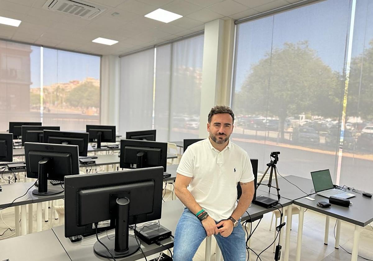 Jorge Riveiro, CEO y fundador de GM Oposiciones, en el nuevo centro de la plaza Tetuán, en Murcia.