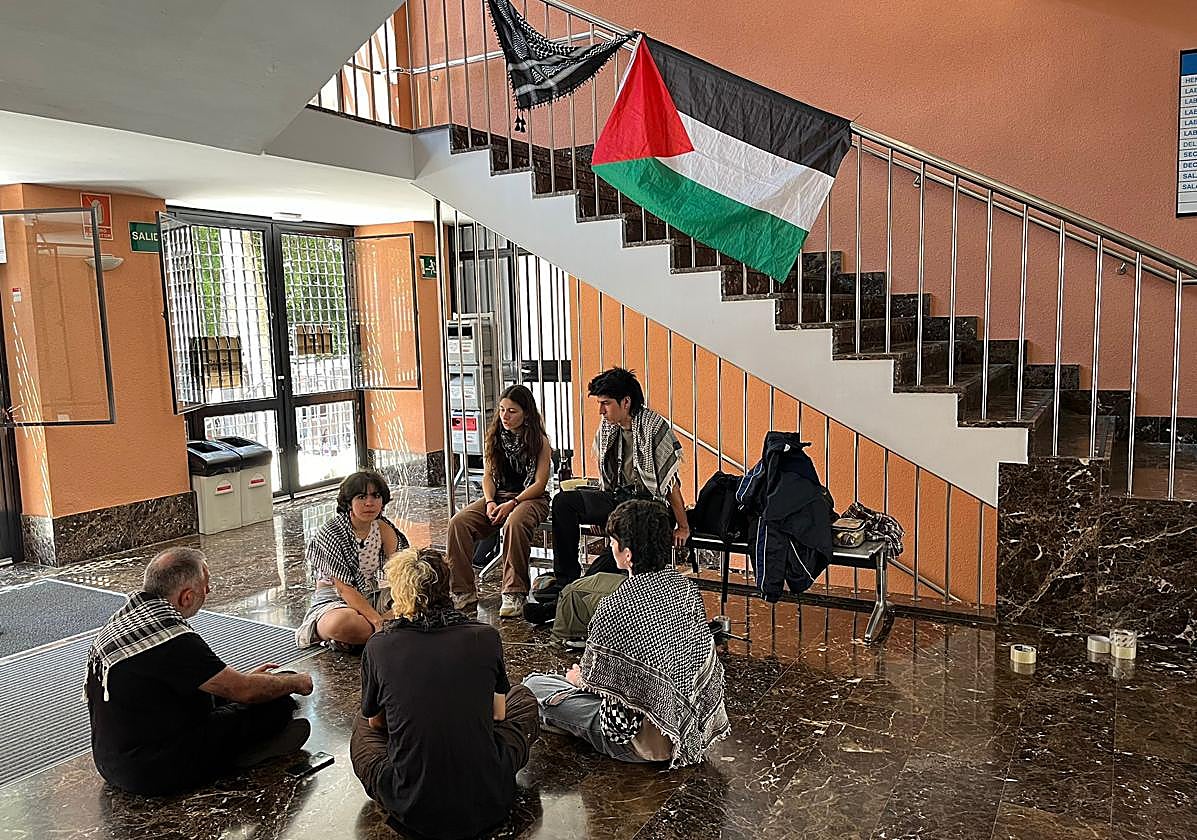 Alumnos en la Facultad de Letras de la UMU, este miércoles.