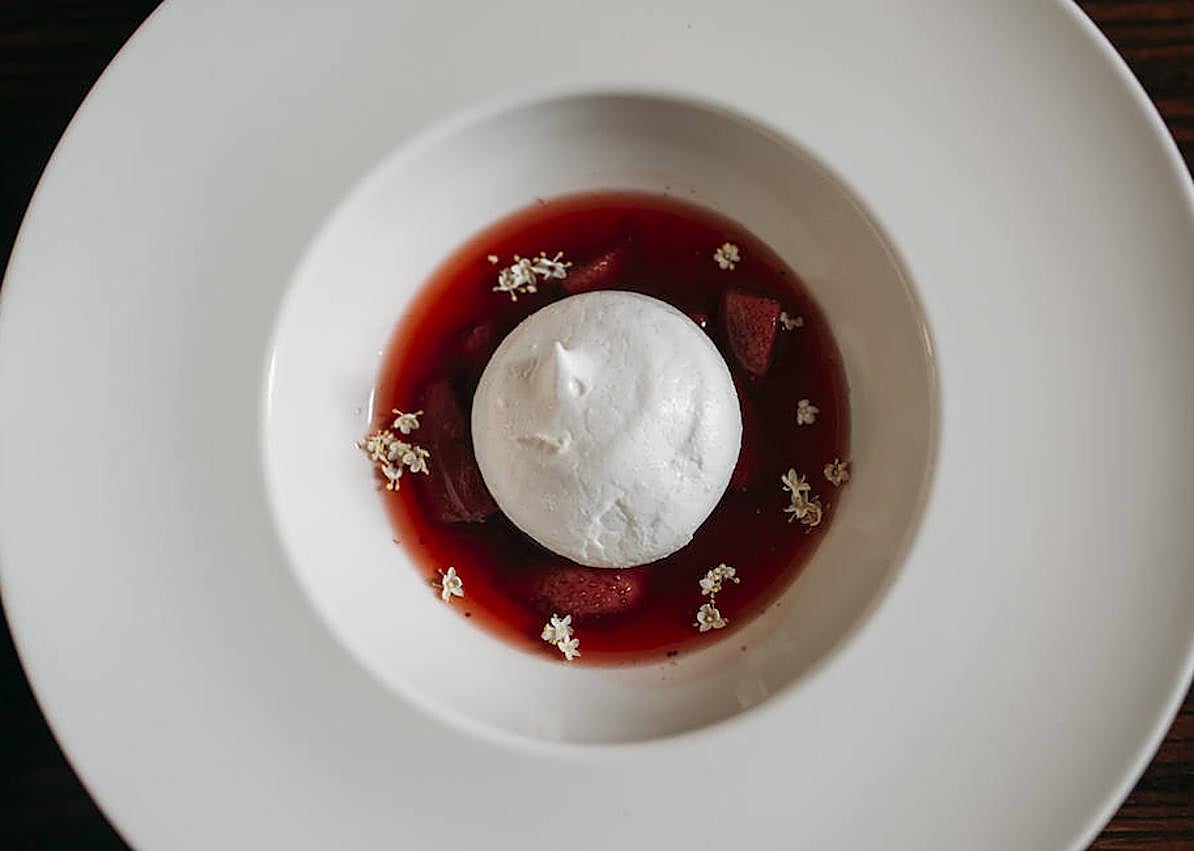 Imagen secundaria 1 - Lecha elaborada con fumet, alioli y sobrasada. Pavlova, uno de los postres estrella. Estrella de Levante, cerveza oficial en los servicios de La Birdie.