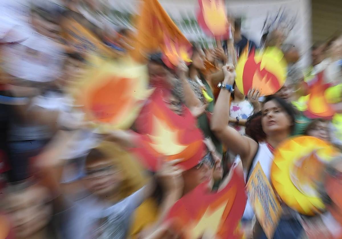 Padres y alumnos, durante la protesta de este miércoles.