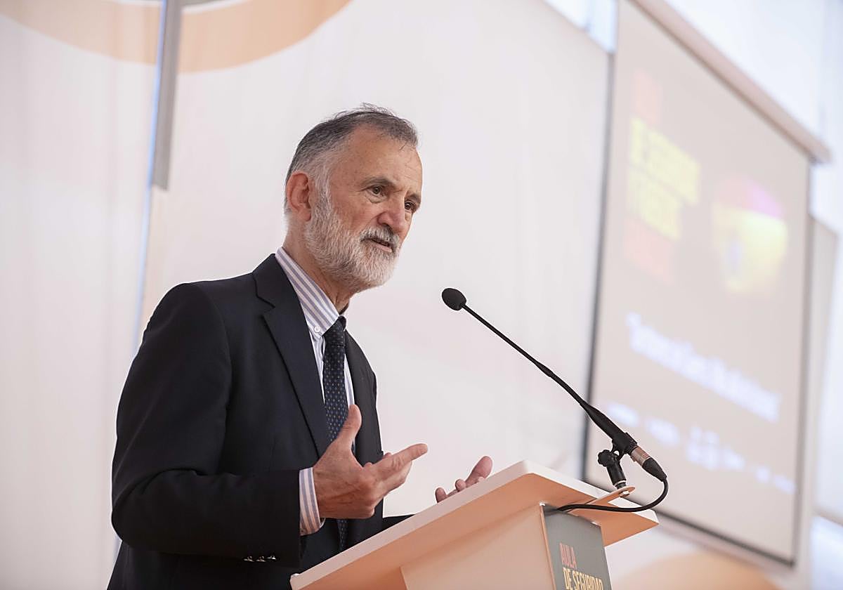El Almirante (R) Juan Rodríguez Garat, en su ponencia.