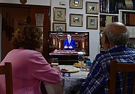 Un matrimonio, atento al informativo en Murcia