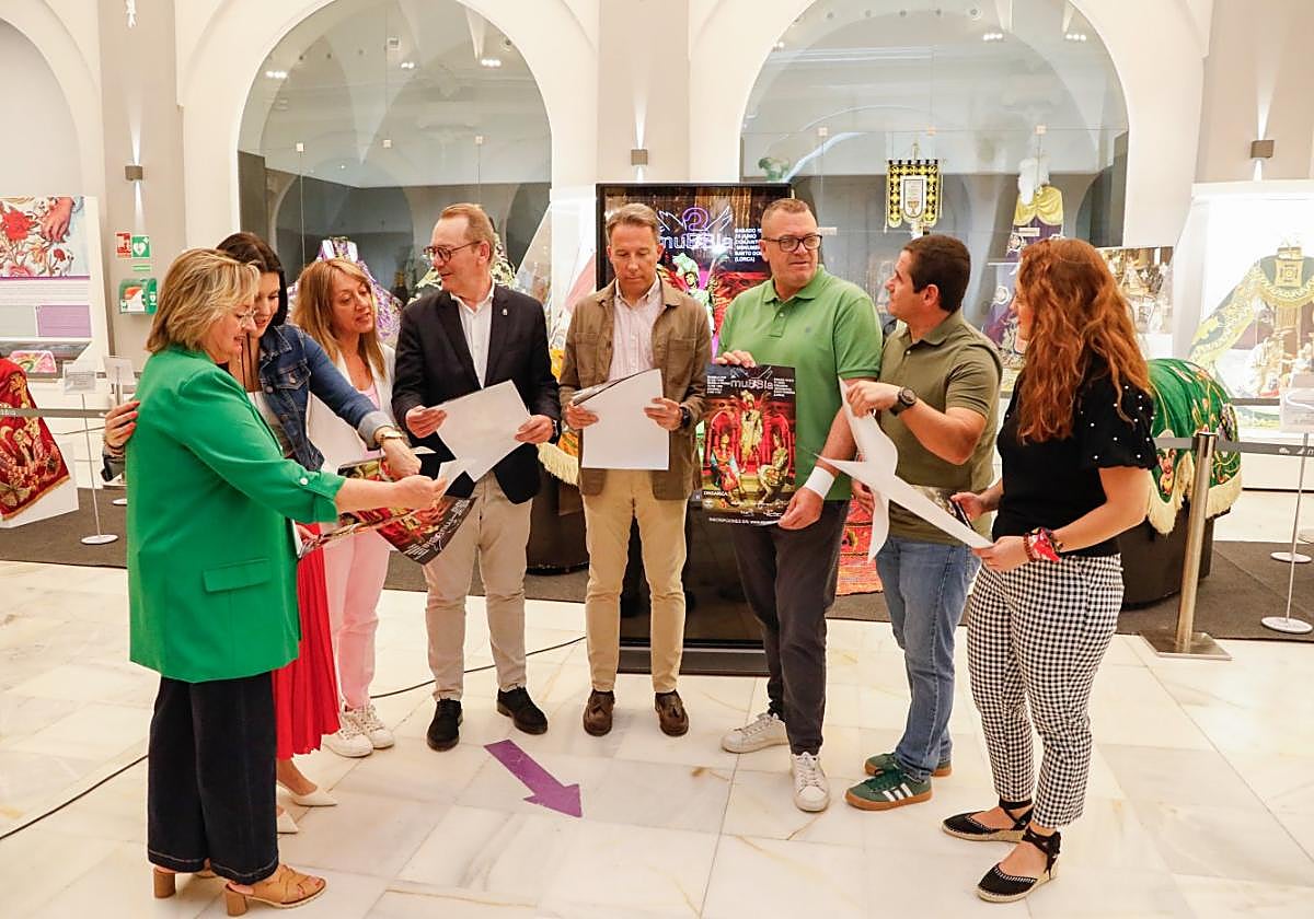 Autoridades y representantes del Paso Blanco, en la presentación.