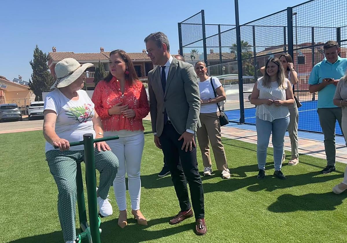 Catalina Herrero y Marcos Ortuño charlan con una vecina.
