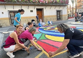 Los vecinos preparan una alfombra de sal.