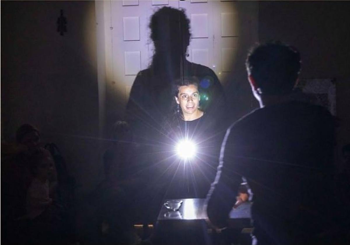 El doble estreno de Teatro Pequeño: luces y sombras y canto a capella