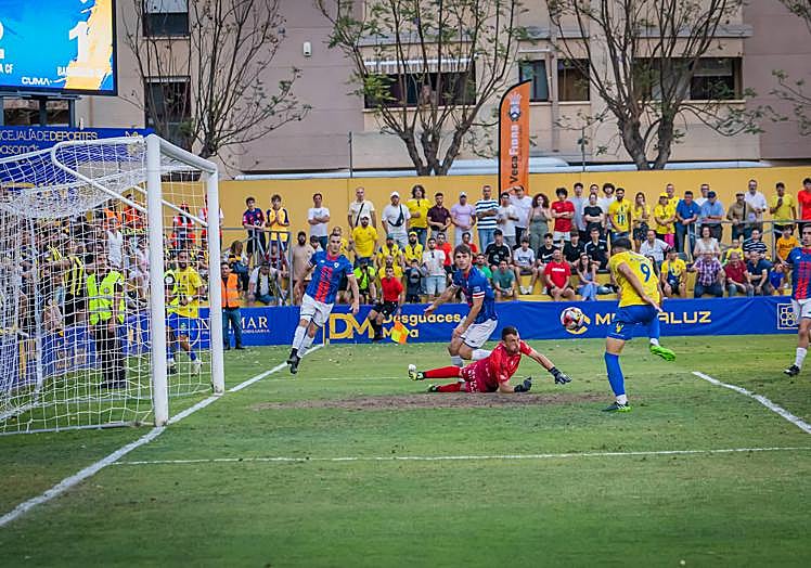 Revilla marca el tercer gol escorpión (3-1) tras pase de De Las Cuevas a Hamza y regate de éste en el área del Barakaldo.