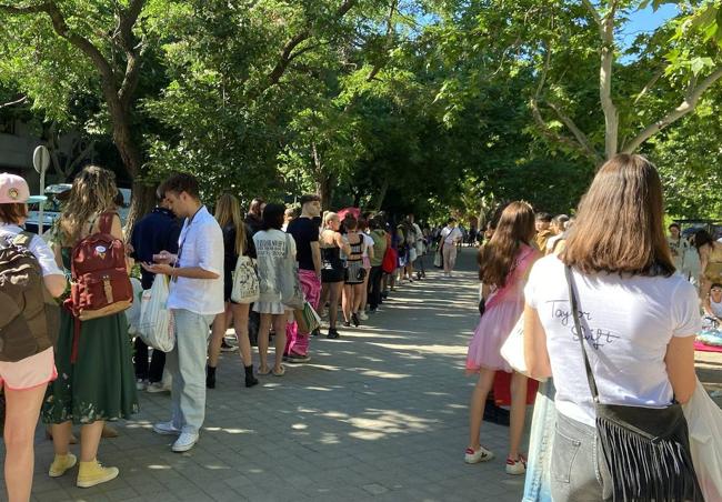 Colas para comprar 'merchandising' de Taylor Swift y entrar al estadio.