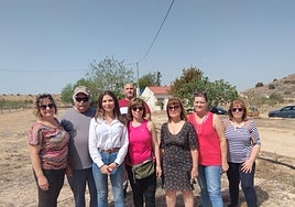 La concejal socialista Aynara Navarro (segunda por la izquierda) junto a un grupo de vecinos de Las Majadas.