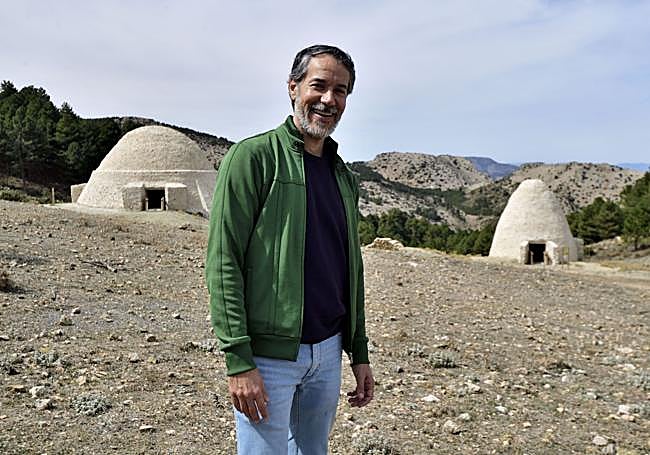El arquitecto Pablo Carbonell posa ante los pozos de la nieve 11 (i) y 13 (d) ya restaurados sobre el raso de la zona de Murcia, en Sierra Espuña.