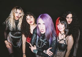 Sonia Anubis y Kristina Vega (con el pelo de color rubio y morado, respectivamente), junto al resto de integrantes de Cobra Spell.