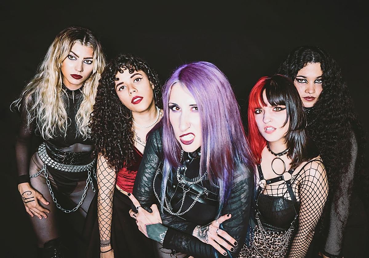 Sonia Anubis y Kristina Vega (con el pelo de color rubio y morado, respectivamente), junto al resto de integrantes de Cobra Spell.