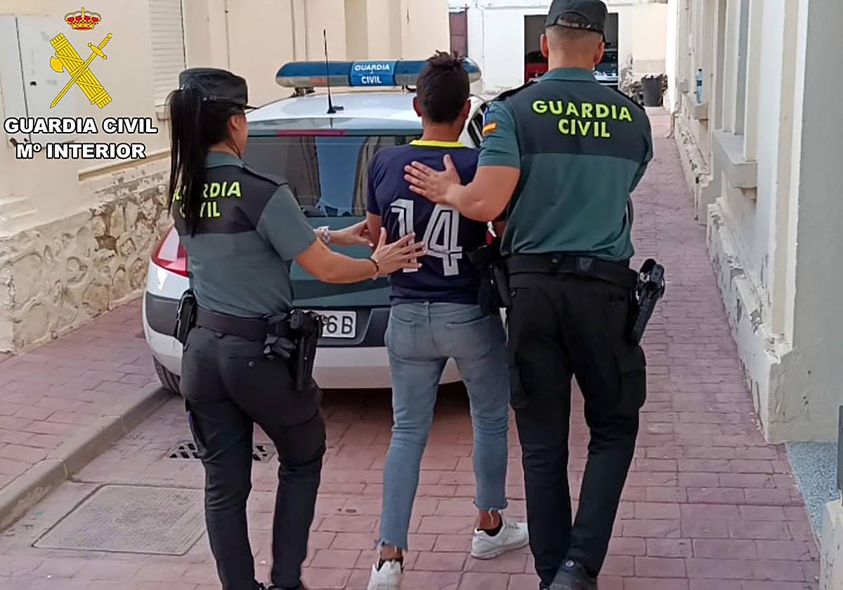 Dos agentes de la Guardia Civil, junto al detenido.