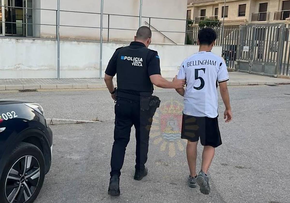 Un agente de la Policía Local de Yecla, junto al arrestado.