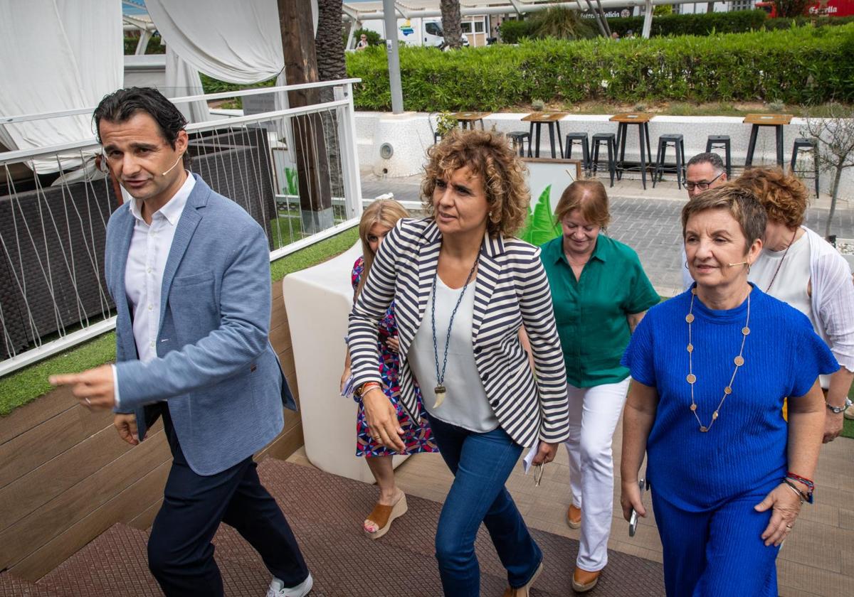 Eduardo Dolón, Dolors Montserrat y Marian Cano, a su entrada en el restaurante donde iba a tener lugar el acto de campaña del PP.