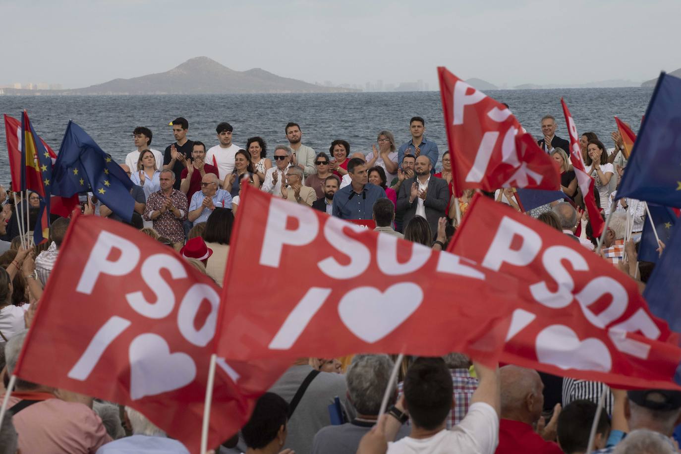 La visita de Pedro Sánchez a Los Alcázares, en imágenes