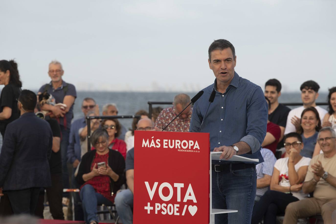 La visita de Pedro Sánchez a Los Alcázares, en imágenes