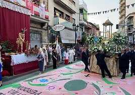 La Custodia se detiene ante uno de los altares montados en las calles por los vecinos, ayer.