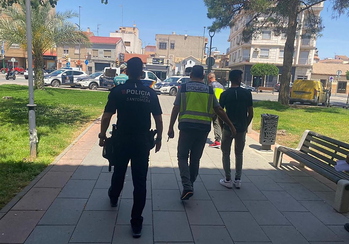 Agentes municipales y nacionales, con los dos arrestados.