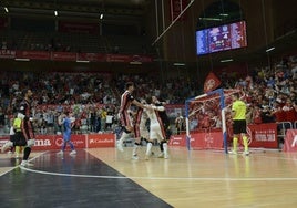 Los jugadores de ElPozo celebran junto a Juanjo la clasificación final para semifinales de liga ante el delirio del Palacio.