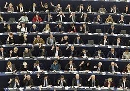 Los parlamentarios europeos votan durante una sesión de la Cámara comunitaria.