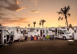 Caravanas Murcia colaboró con el proyecto, así como Quesos El Roano (Lorca), Panadería Marquino y Almazara San Diego (Puerto Lumbreras), que aportaron sus productos; y el Kiosko Los Jardines (Puerto Lumbreras), que facilitó los ejemplares de 'Así es el juego'.