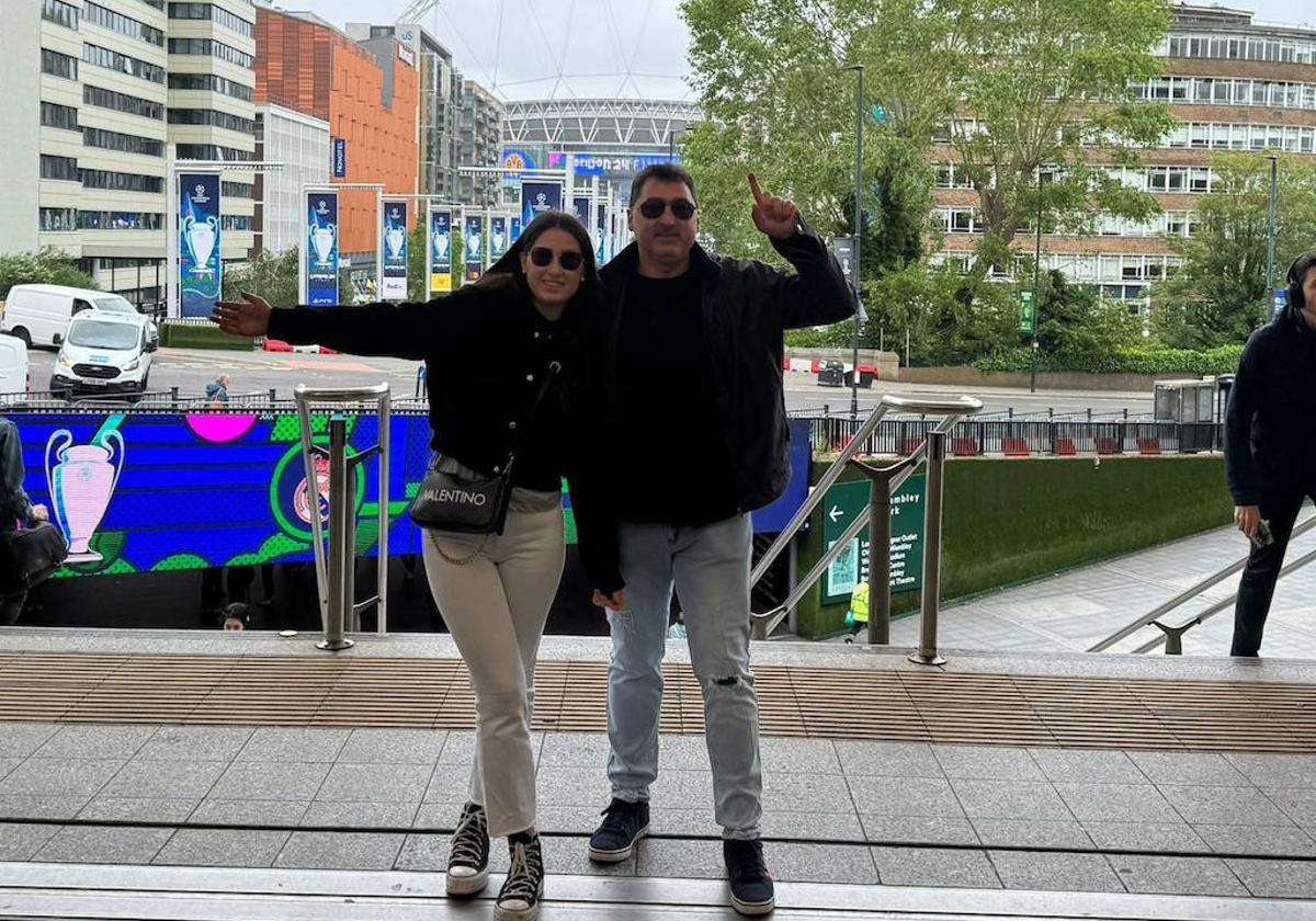 Francis Frías y su hija Irene,en las inmediaciones de Wembley, ayer.