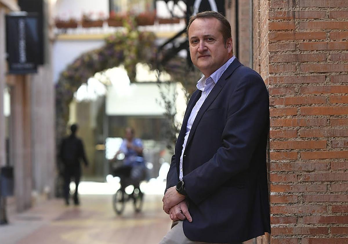 En el Arco de la Aurora de Murcia. Daniel Torregrosa es químico, vocal de la Real Sociedad Española de Química y divulgador científico.