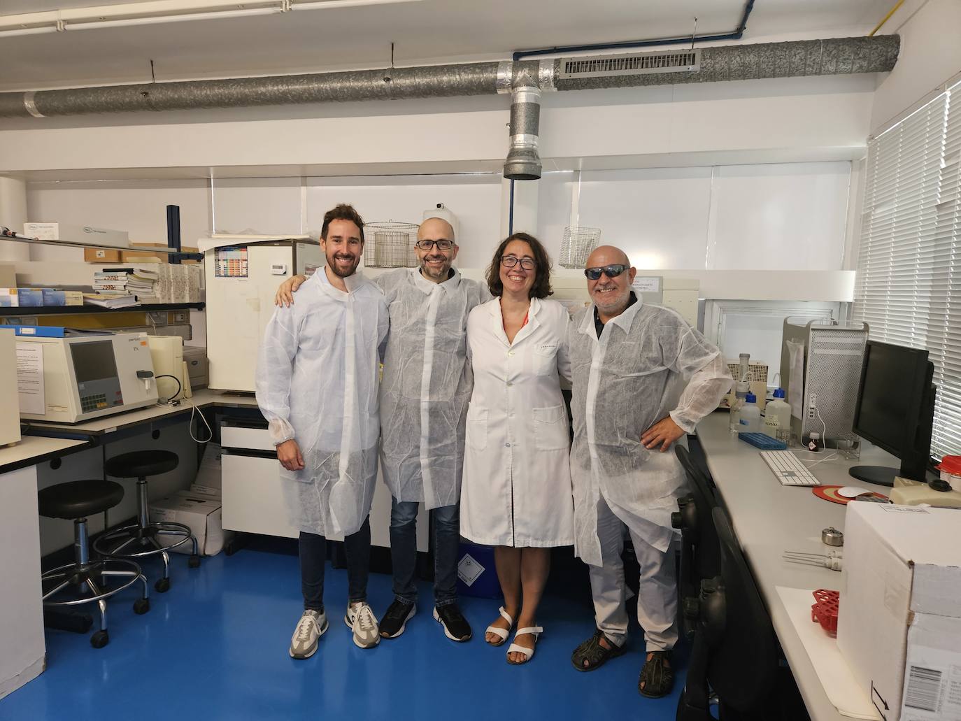 El catedrático José Neptuno Rodríguez (primero por la derecha) en el Servicio de Cultivos Celulares de laUniversidad de Murcia durante una visita de profesionales de IDP Pharma.