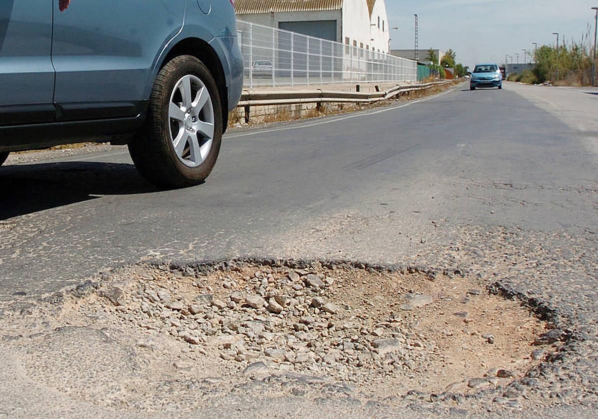 Imagen de un bache, en una vías de pedanías, en una imagen de archivo.