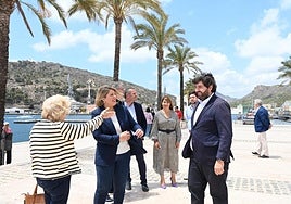Miras y Noelia Arroyo, durante su visita ayer al puerto de Cartagena.