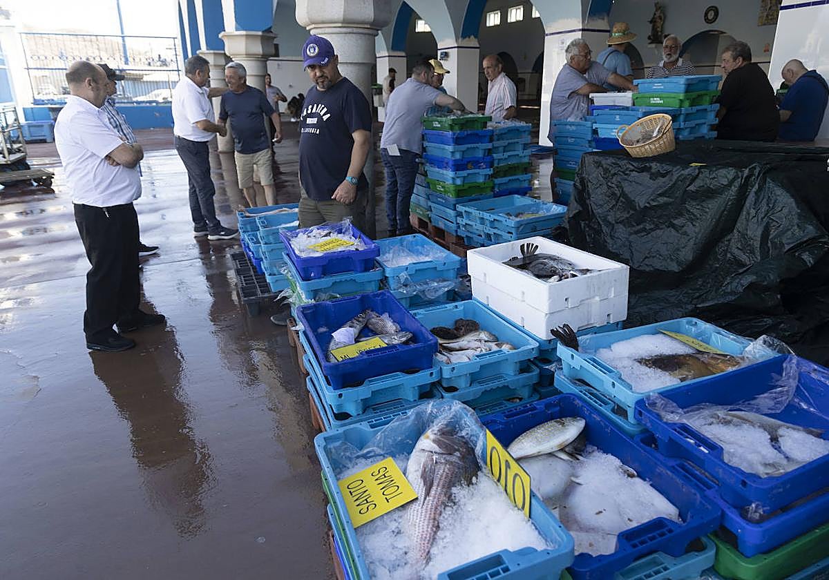 Pescadores aguardan el comienzo de la subasta en la lonja de Cartagena, el pasado jueves.