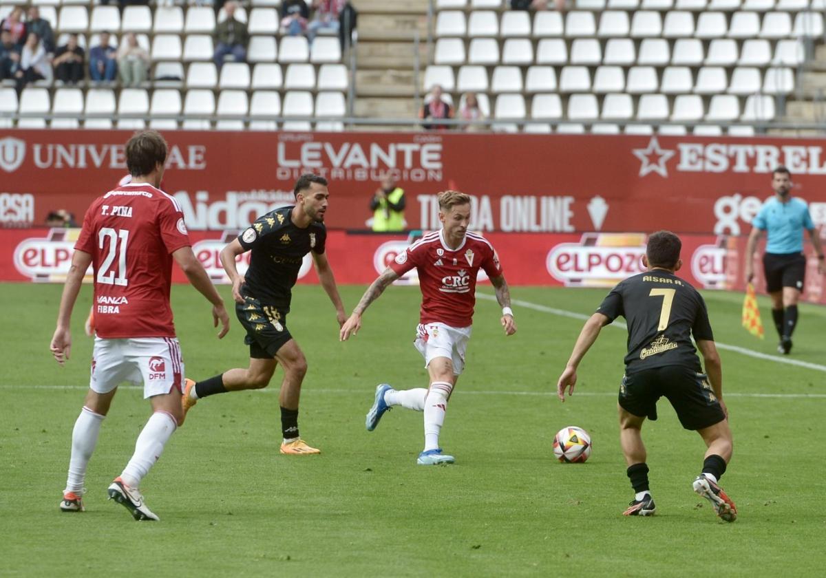 Isi Gómez, jugador del Real Murcia, durante un partido ante el Ceuta, esta temporada.