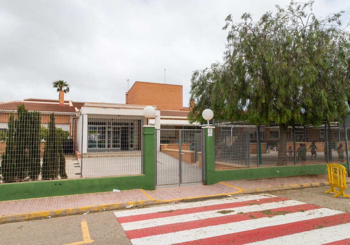 Acceso al colegio Virgen del Carmen de Torrevieja.