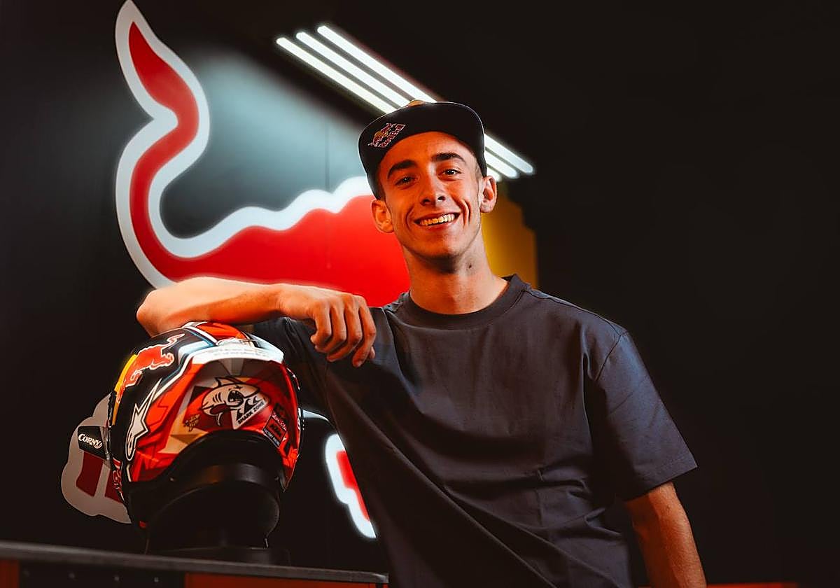 Pedro Acosta, junto a su casco, en el anunciado de su fichaje por el Red Bull KTM.