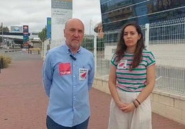 José Luis Álvarez Castellanos y Helena Vidal, a las puertas de la sede de extranjería.