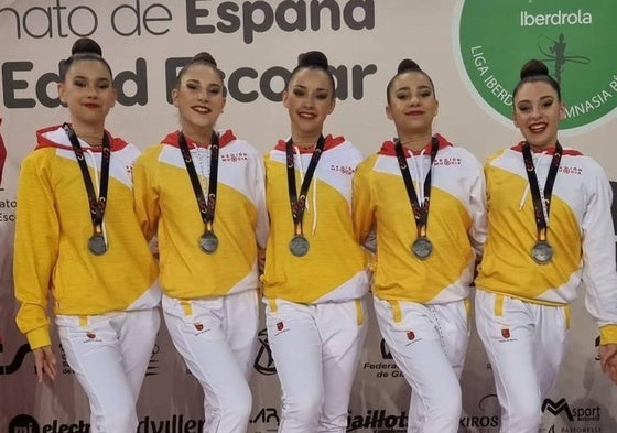 Las chicas del equipo, con su medalla de plata.