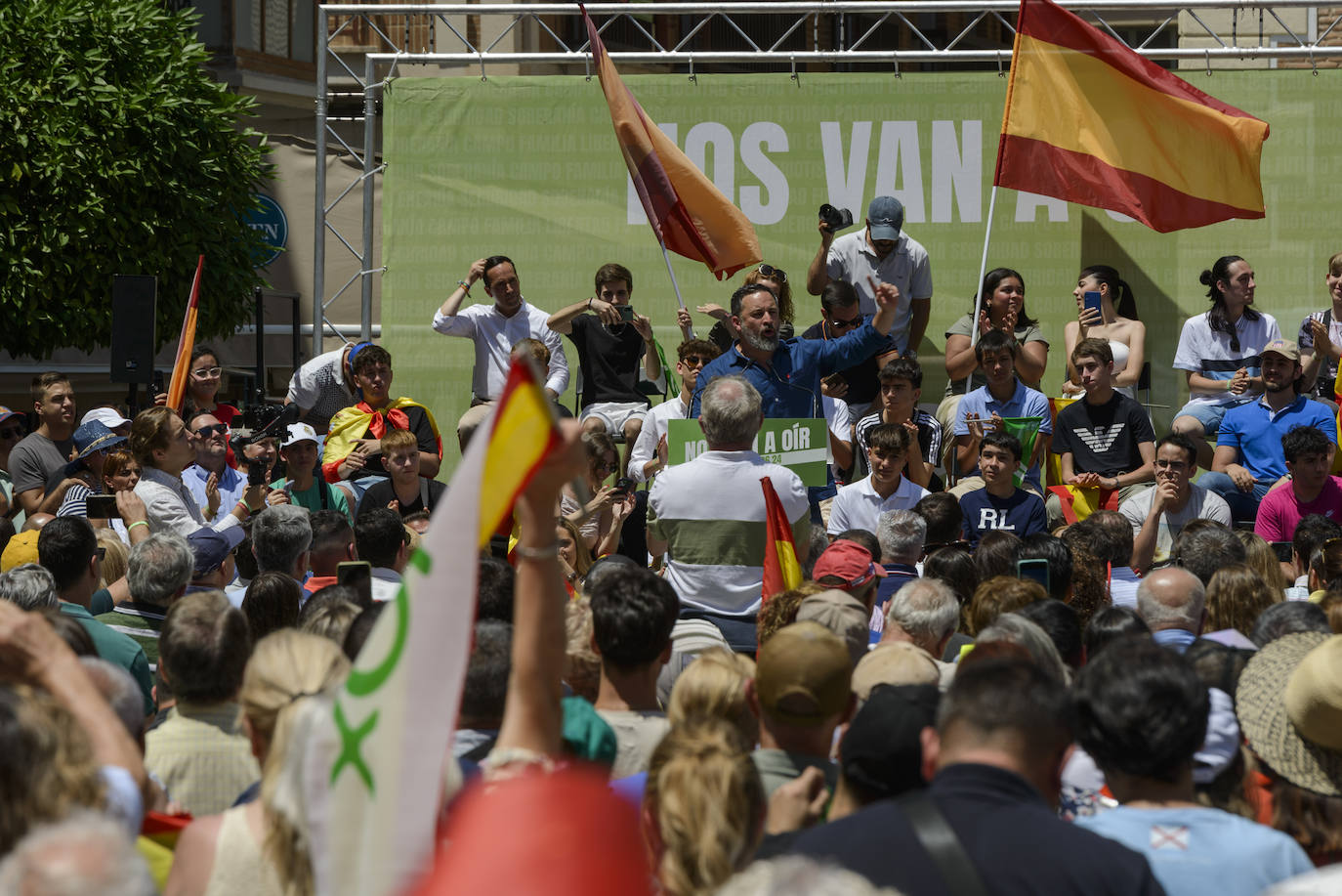 El acto electoral de Vox con Abascal y Buxadé en Murcia, en imágenes