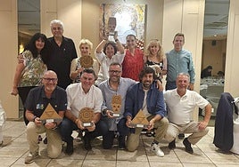 Foto de los premiados de la Copa de Medios, donde triunfó la pareja compuesta por los periodistas Jiménez (trofeo en alto) y Márquez (de rodillas delante de Elena).