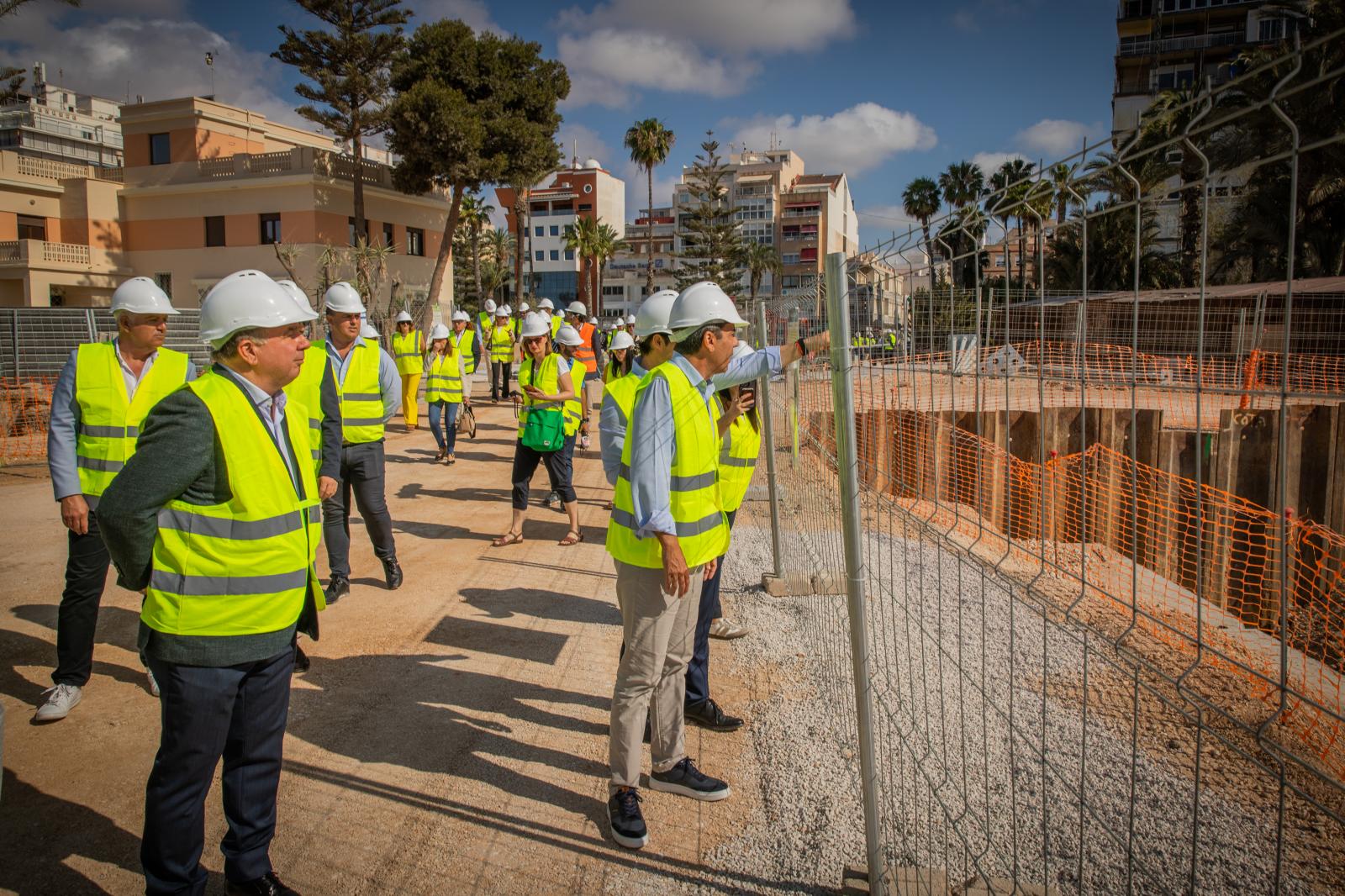 La visita de Carlos Mazón al puerto de Torrevieja, en imágenes