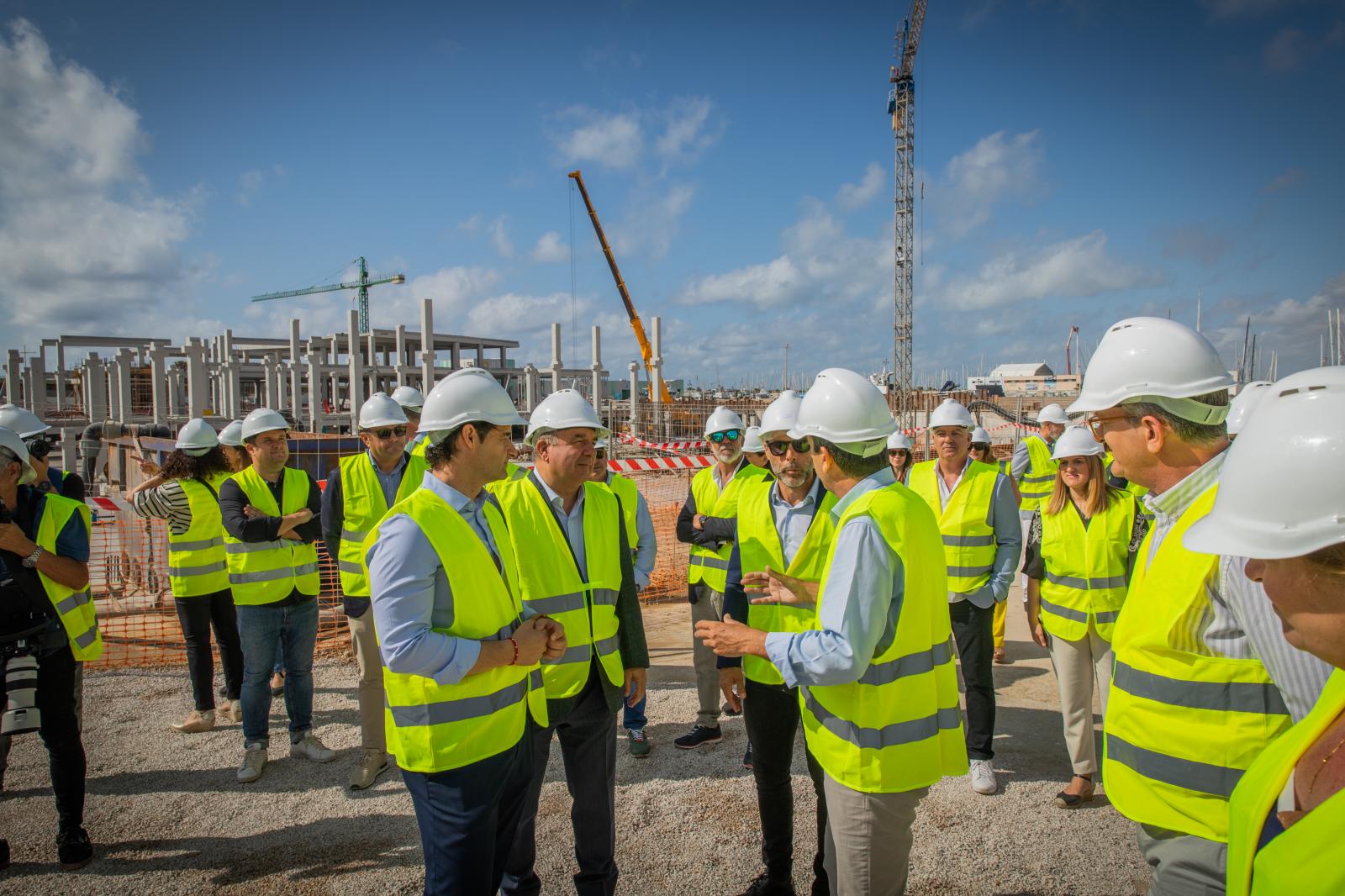 La visita de Carlos Mazón al puerto de Torrevieja, en imágenes