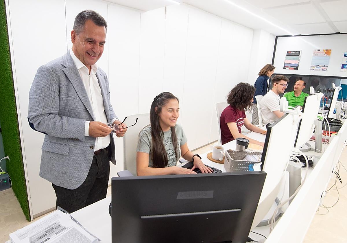 José Trigueros, en su empresa Odin Solutions, de Murcia, junto a un grupo de trabajadores.