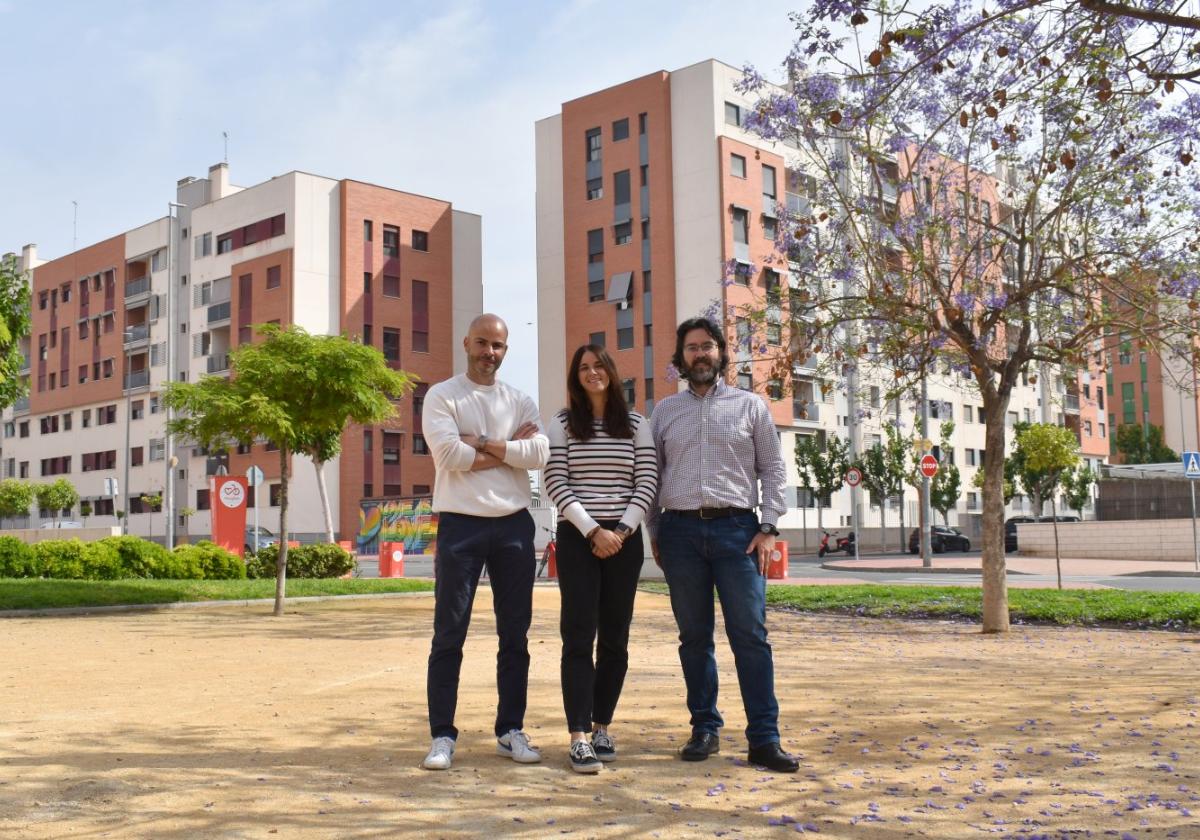 Miguel Miñano, Ana Garcia y Pablo Barrachina de MIWenergía, en el barrio Joven Futura donde se desarrolla el proyecto 'GINNGER'.