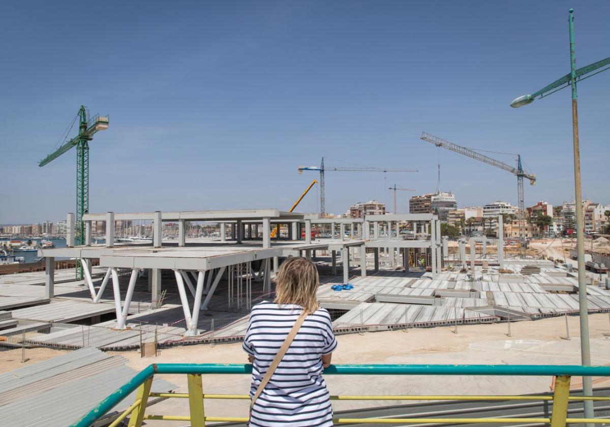 Estado de las obras de construcción del nuevo centro de ocio del puerto de Torrevieja.