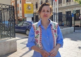 Elvira Medina, este lunes, frente a la Delegación del Gobierno en Murcia.