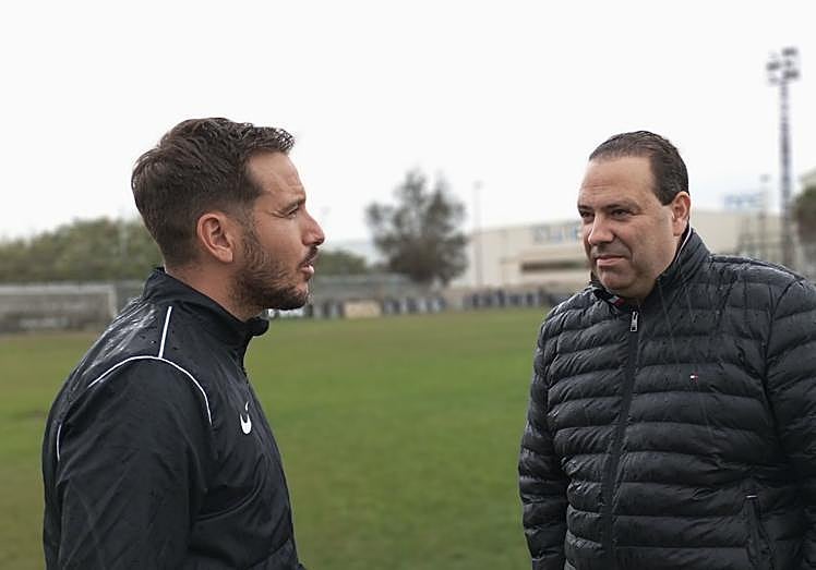 Sergi Guilló (izqda.) comenta al presidente el partido donde el Orihuela ningún gol marcó al descendido Rácing en Cartagena pero se logró la fase de ascenso.