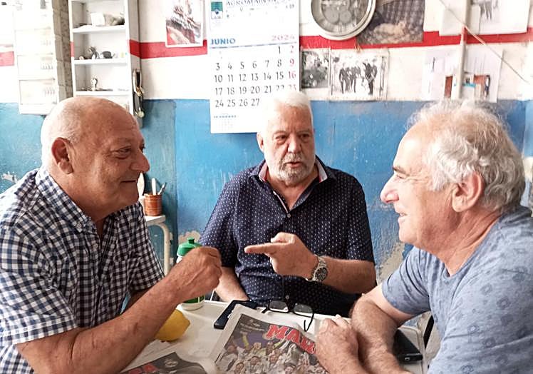 El legendario goleador Teo (izqda.), ayer en tertulia para LA VERDAD, lamenta que el Orihuela sólo tuvo para marcar gol el derribo a Goyo con el tiro de la falta de Callejón al final de la prórroga.